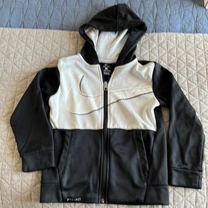 Like new, gently worn Nike girls size Med zip-up hoodie jacket.